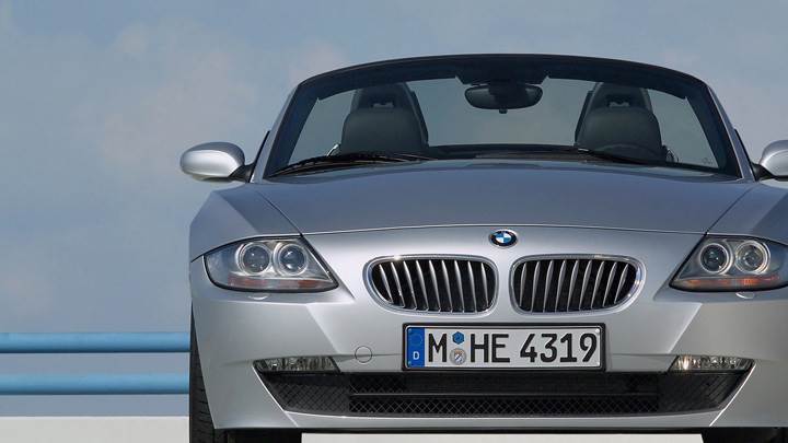 Front Pose Of 2005 BMW Z4 Roadster In Silver